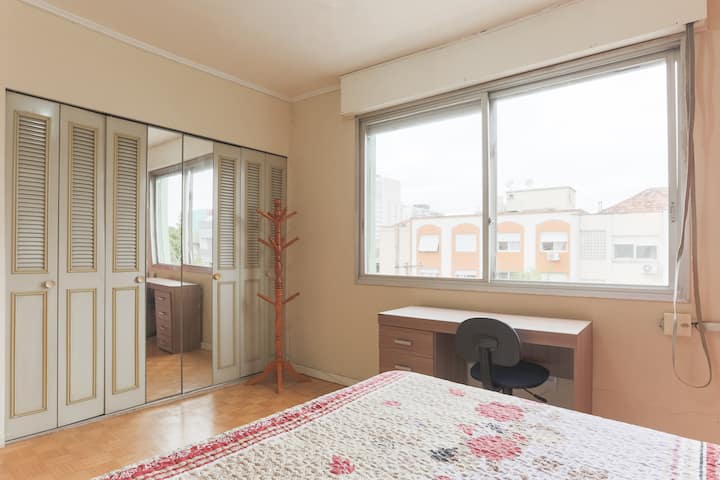 Mazingira ya kutosha na yenye hewa ya kutosha. Dirisha lenye mwonekano wa barabara ulio wazi.