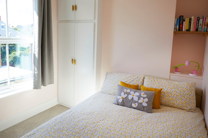 Double bedroom on first floor with small library of books!