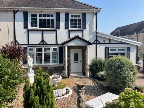 Centrally located.5 minutes to the beach and shops