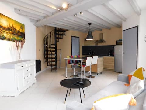 Quiet independent cottage with all amenities