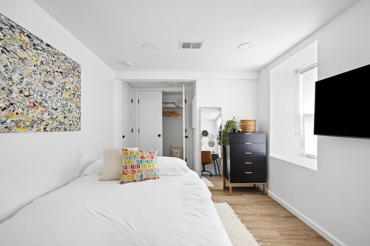 带电视和书桌的第二间双卧