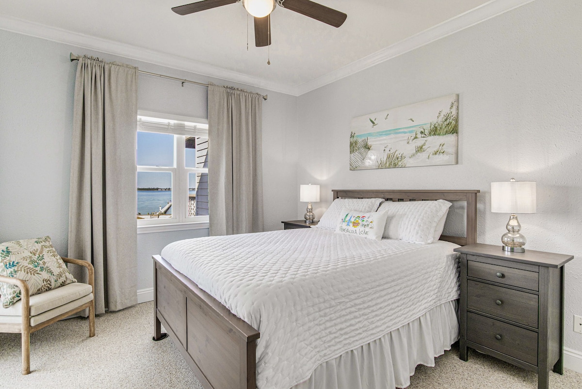 Chumba cha kulala cha Mwalimu - kitanda cha ukubwa wa malkia.