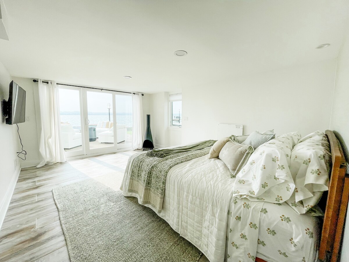 Chumba cha Mwalimu wa Pili kilicho kwenye ngazi ya chini, na kutoka kwa kujitegemea kwenda kwenye baraza kuu na beseni la maji moto.