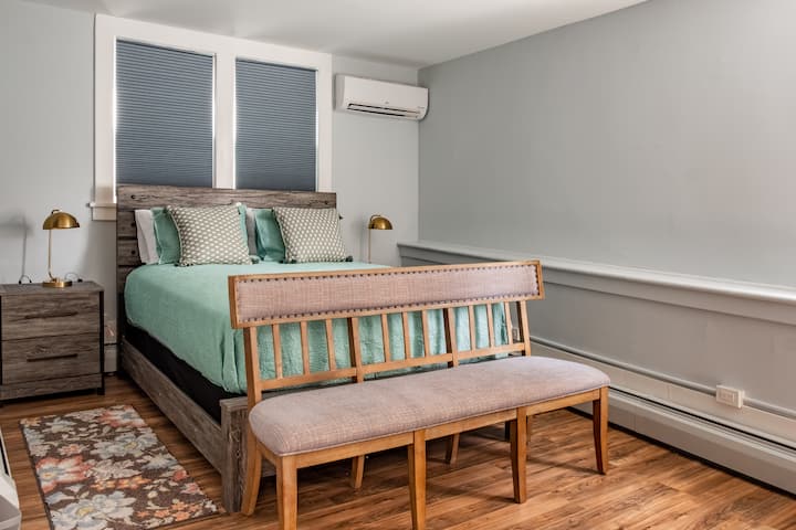 Geniet van de 65inch breedbeeld-tv vanuit bed of bank