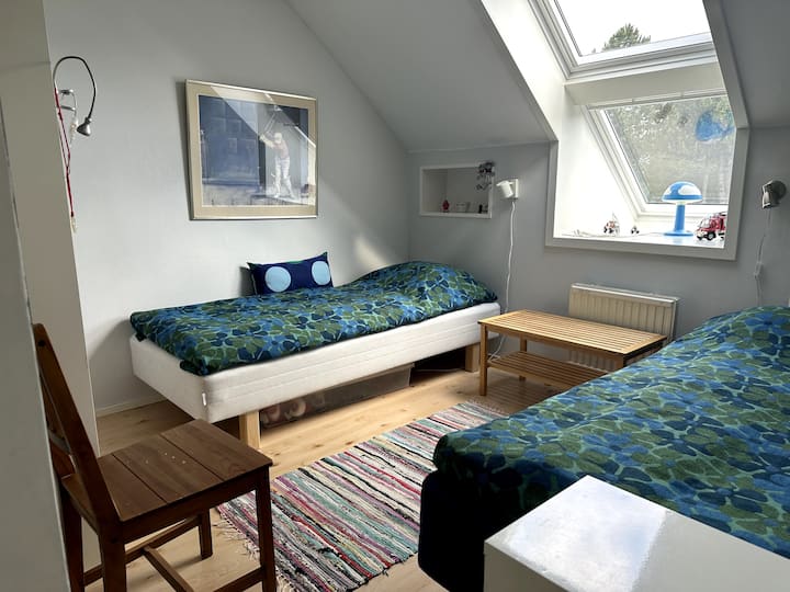 חדר שינה שלישי עם שתי מיטות יחיד. מושלם לילדים או לחברים לחלוק. 
גוונים כהים יוצרים שנת לילה מושלמת גם בחודשי הקיץ. 