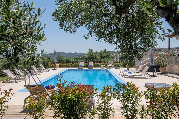 Villa Luna/5 bedrooms/Private Pool/Hot Tub/Garden gallery image 3