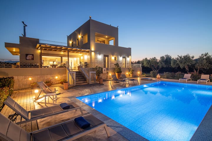Villa Luna/5 bedrooms/Private Pool/Hot Tub/Garden