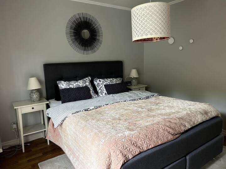 Chambre principale avec lit de qualité 160 cm de large. Grand placard coulissant, sortie sur le patio.