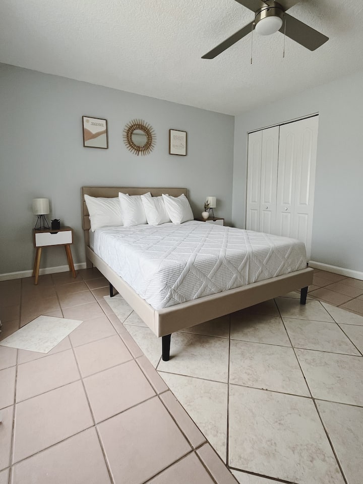 سرير حجم وسط في غرفة النوم رقم2