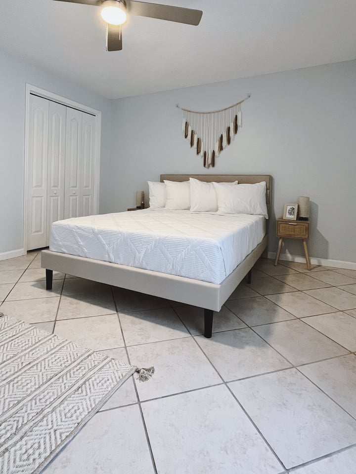 سرير كوين + إطلالة على حمام السباحة في غرفة النوم رقم3!