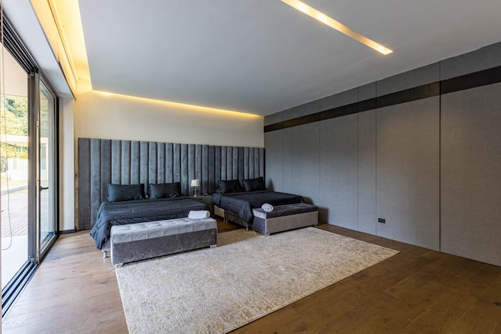 Vitanda 2 vya malkia katika kila chumba.