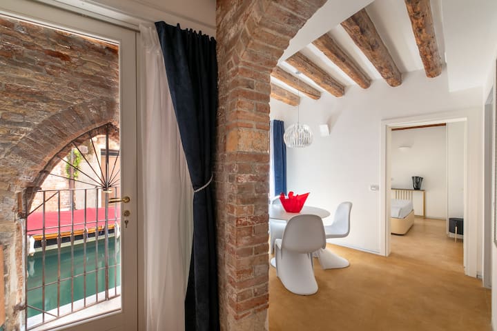 Right On The Canal!2BDR New Design Stunning Views!