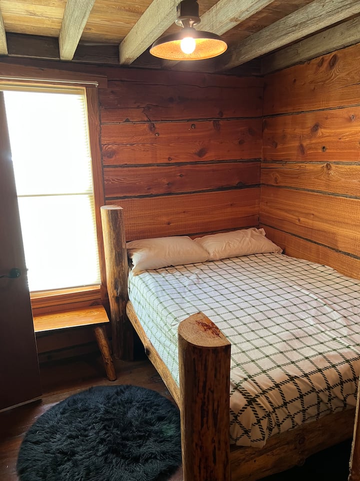 El segundo baño con cama doble, armario y medio baño.