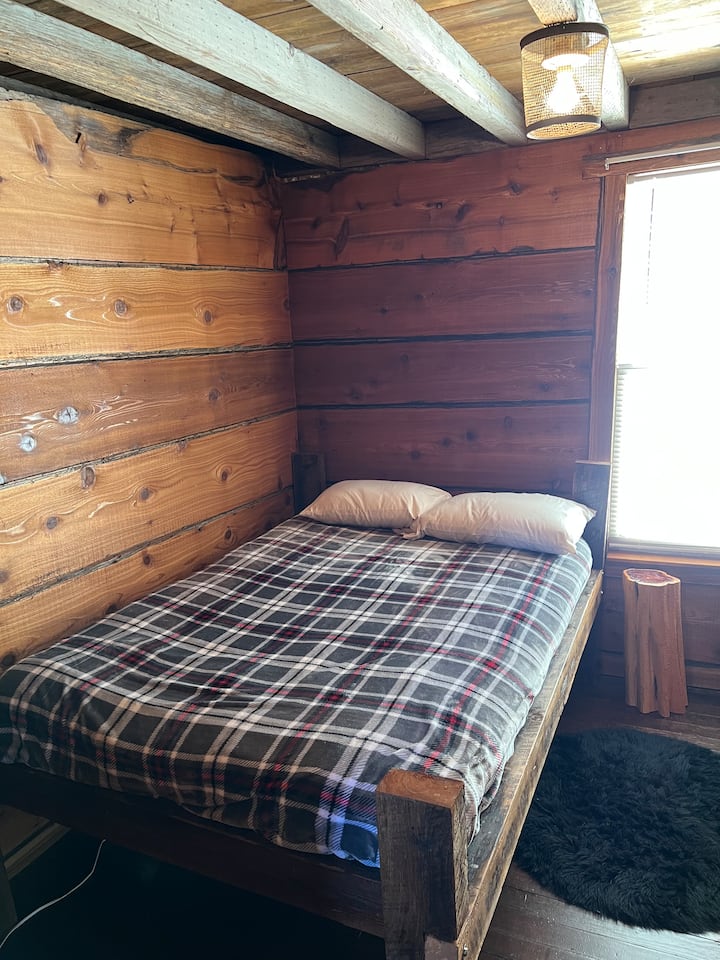 El primer dormitorio con una cama doble y está conectado al baño completo.