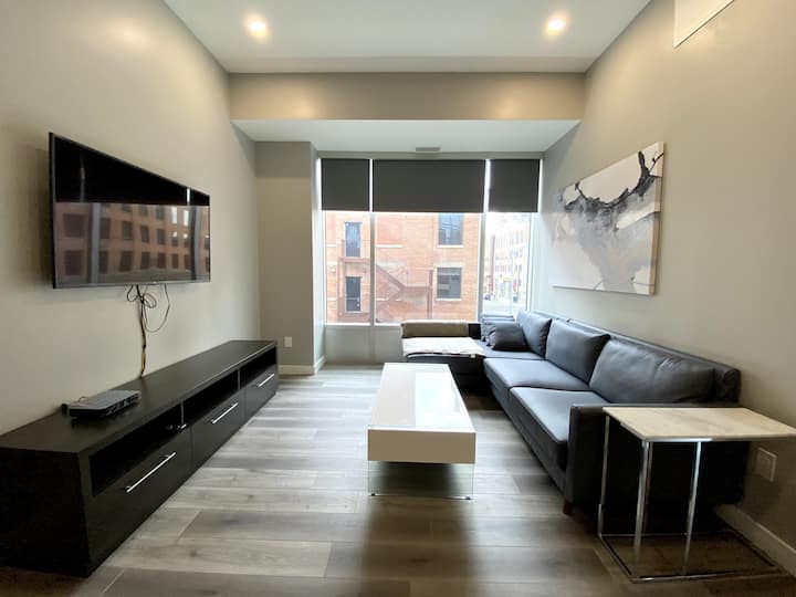 Comfy 2 Bedroom Apartment - 1 Min To Rogers Arena! - MacEwan University
