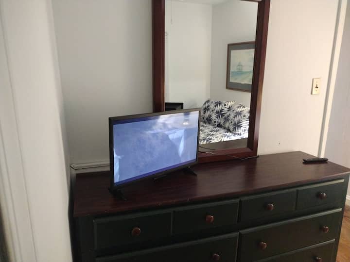 Chumba cha 2 cha kulala na TV mpya ya Moto hutoa chaguzi za kusinzia.