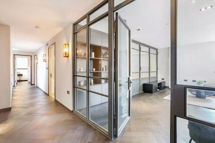 Luxury Oxford Circus 3 Bedroom apartment lift+AC gallery image 3