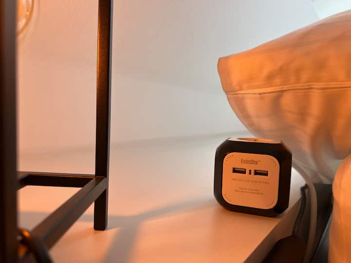 En cada dormitorio encontrarás un cubo de enchufe con 2 puertos USB