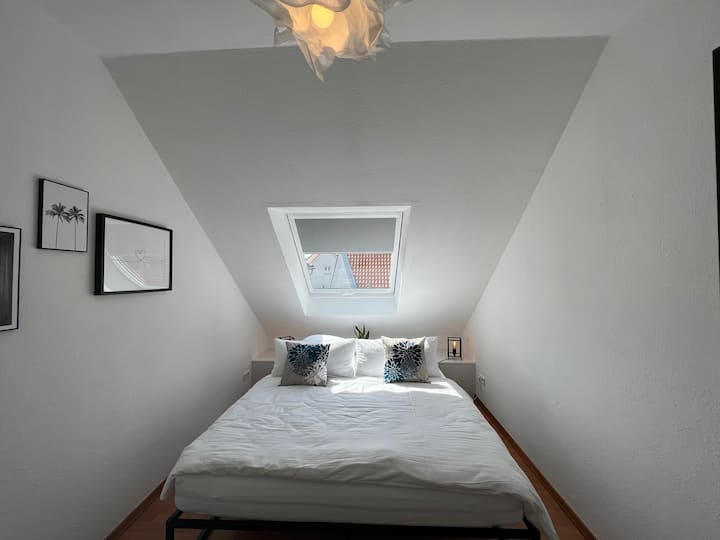 El segundo dormitorio con una cómoda cama tamaño queen y Blackout Roll