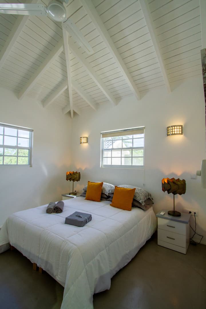 ดื่มด่ำกับห้องนอนเพดานโค้งโปร่งโล่งสวยงามชั้นยอดสำหรับการพักผ่อนและการนอนหลับที่ยอดเยี่ยม