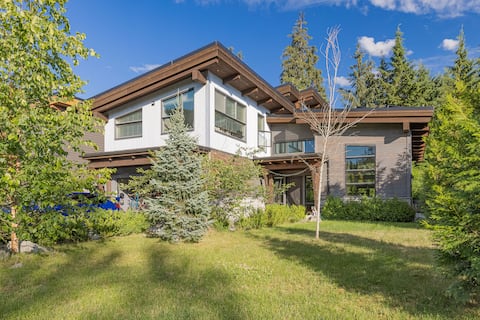 Large Modern Home in Squamish