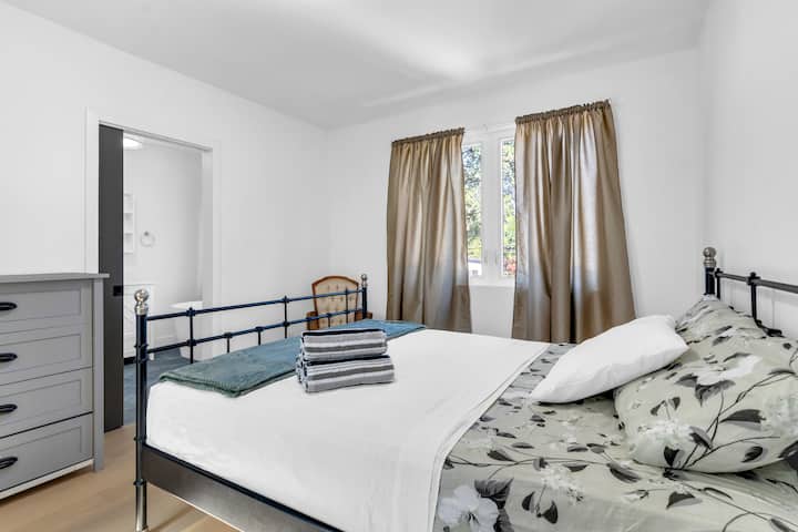 Опуштете се во удобноста на пространа спална соба со удобен кревет и мирен амбиент.