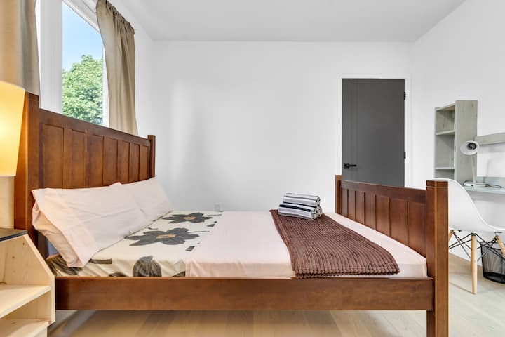 Опуштете се во удобноста на пространа спална соба со удобен кревет и мирен амбиент.