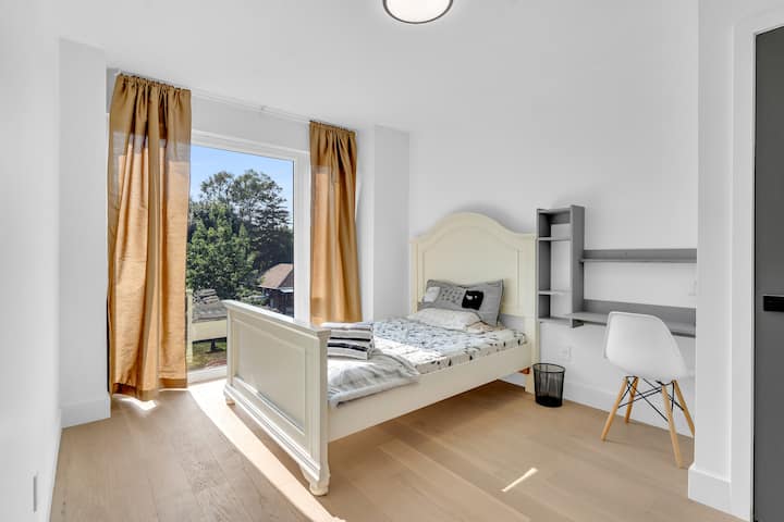 Опуштете се во удобноста на пространа спална соба со удобен кревет и мирен амбиент.