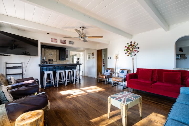 鮮やかな座席、バースツール、そしてたっぷりの自然光を備えた広々としたリビングルーム。ワインカントリーを探索した後のリラックス、娯楽、または集まりに最適です。