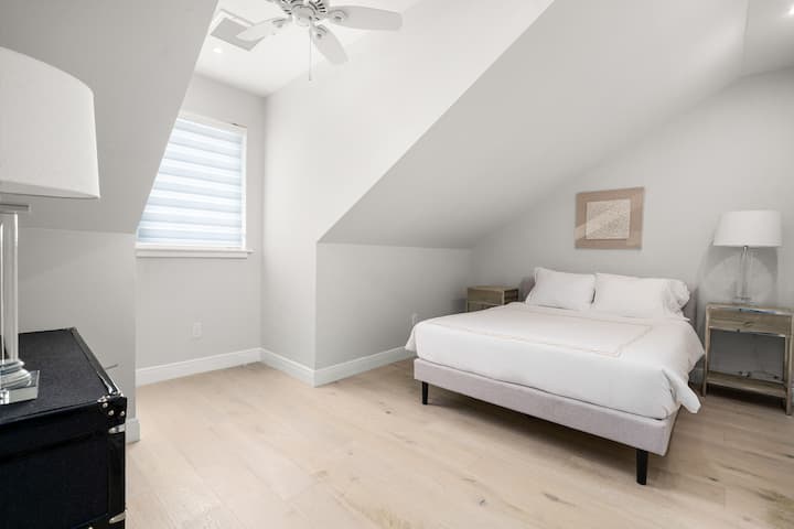 Third bedroom with queen bed