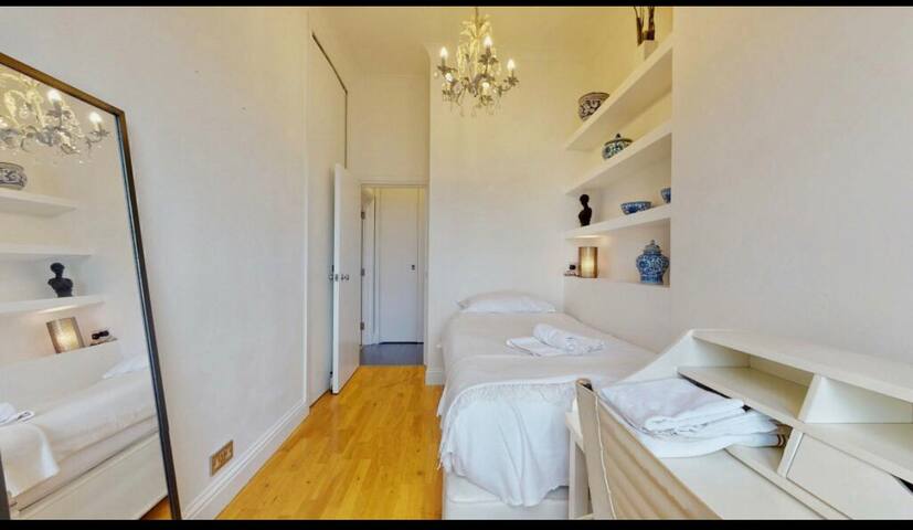 Luxurious 2 Bedroom Flat gallery image 4