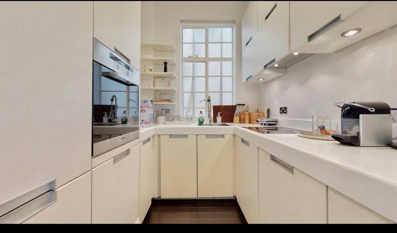 Luxurious 2 Bedroom Flat gallery image 3