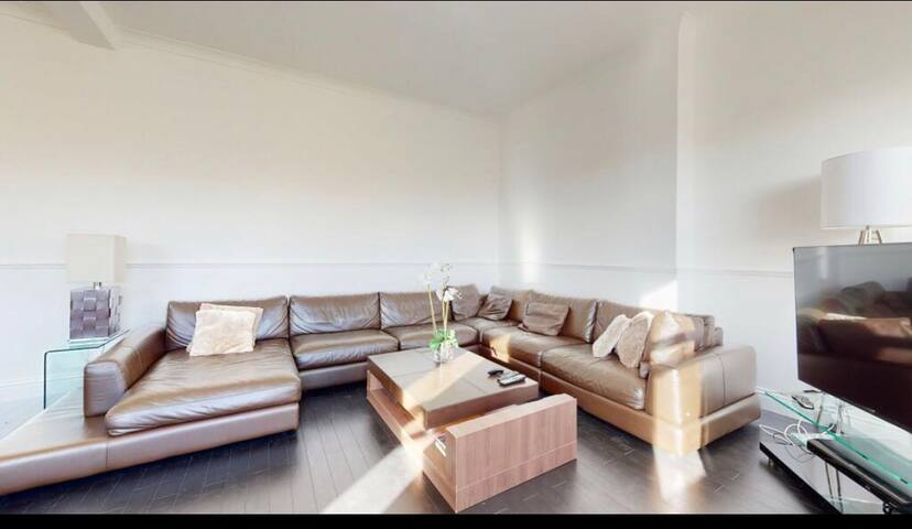 Luxurious 2 Bedroom Flat gallery image 2