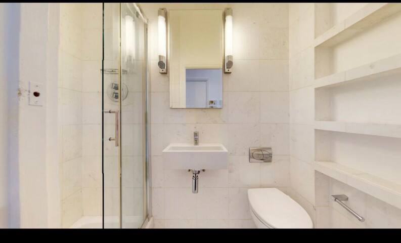 Luxurious 2 Bedroom Flat gallery image 5