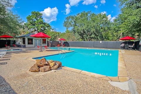 NEW! Regents Park Resort ~ Tennis, Pool, & Pickle!