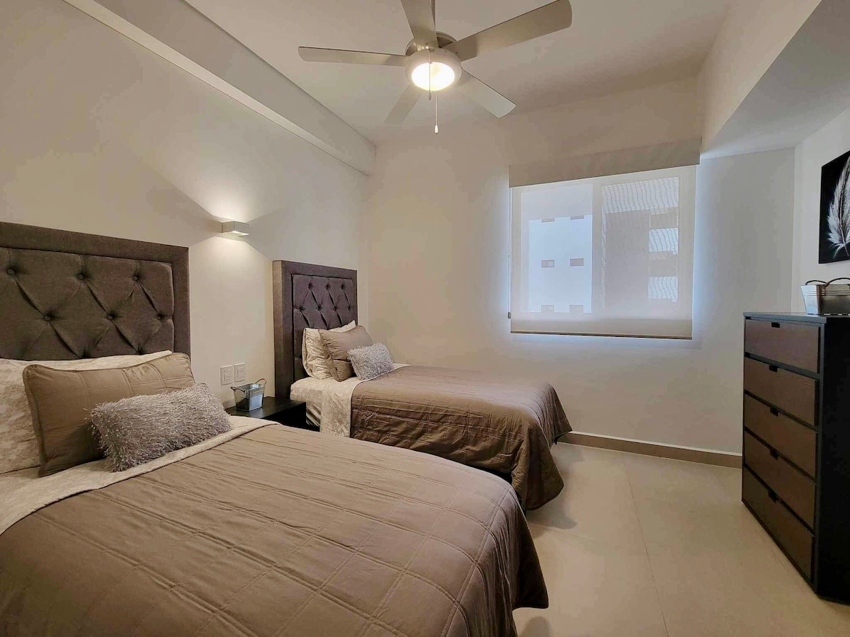 חדר שינה 2 עם 2 מיטות יחיד.