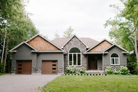 Luxury Waterfront Cottage with Sauna & Hot Tub