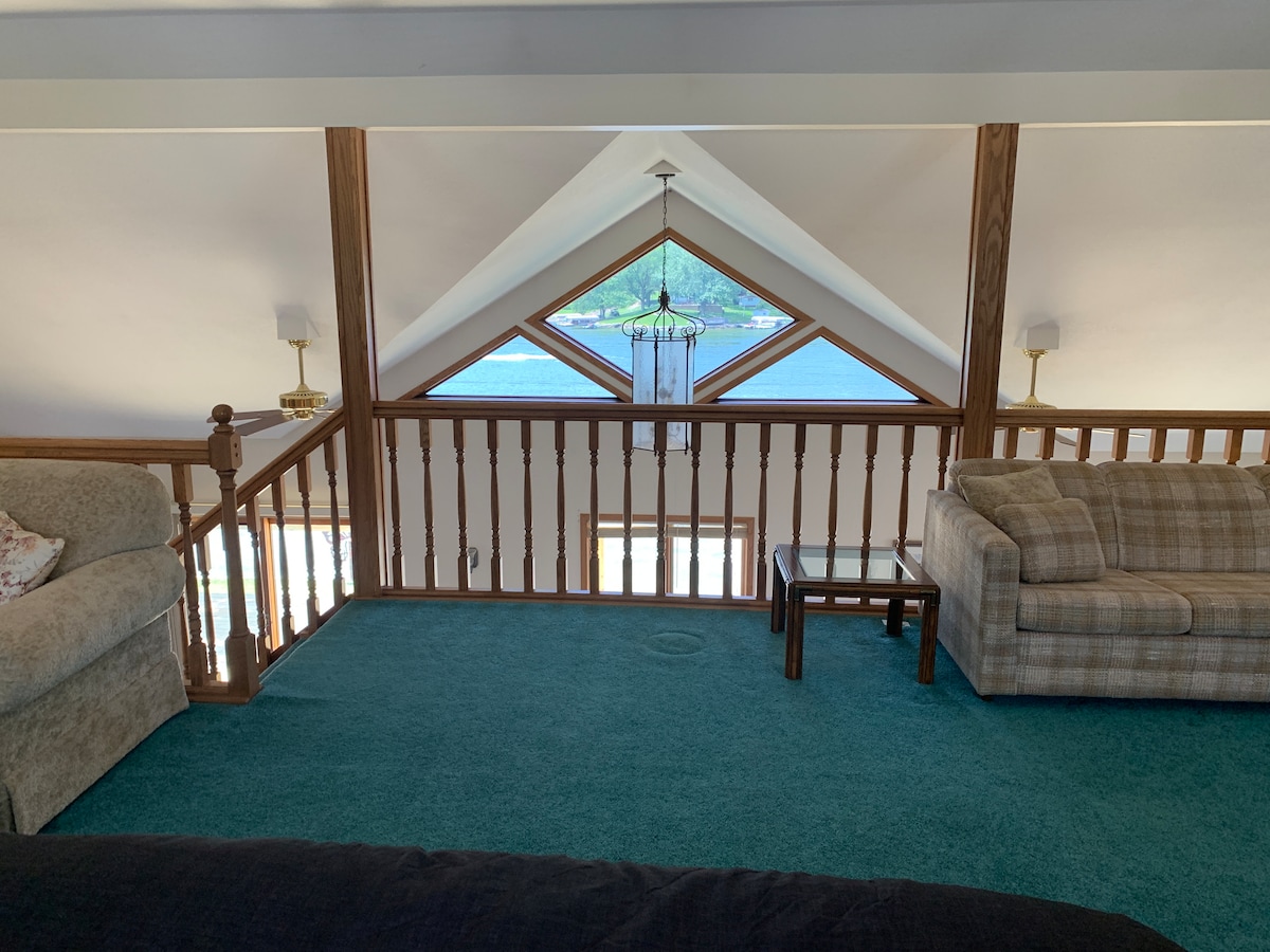 Loftet ger utsikt över sjön medan du sover i queen size-sängen!