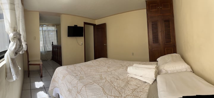 Dhomë gjumi e pavarur 1 me banjë më vete. Në apartamentin 1