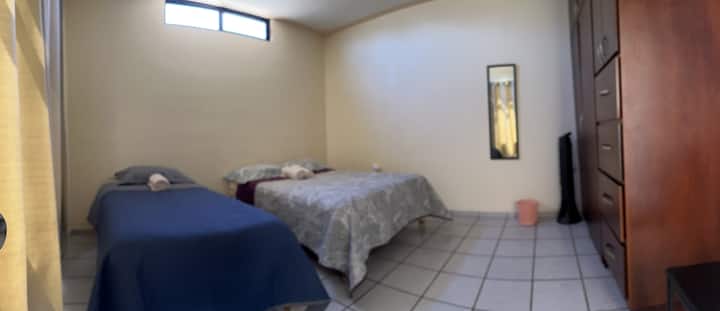 Dhoma e gjumit 2, një krevat dopio dhe një ventilator tek, dollap dhe kullë. në Apartamentin 2