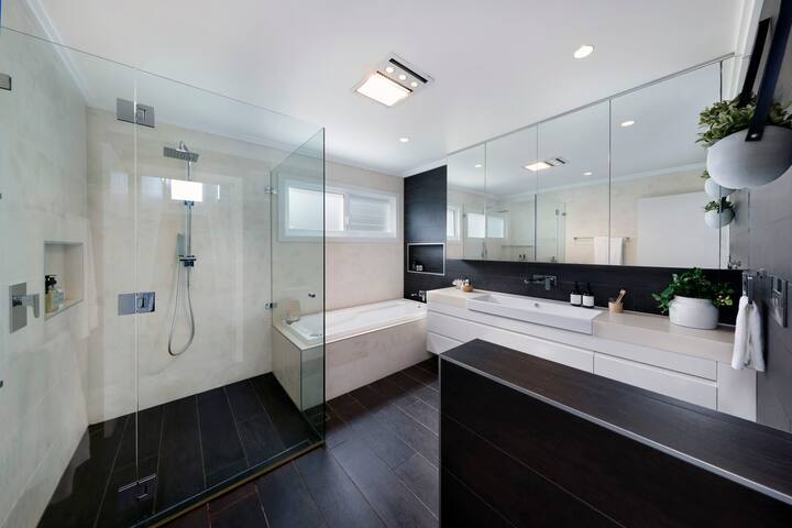 Huge stylish home in the shire gallery image 4