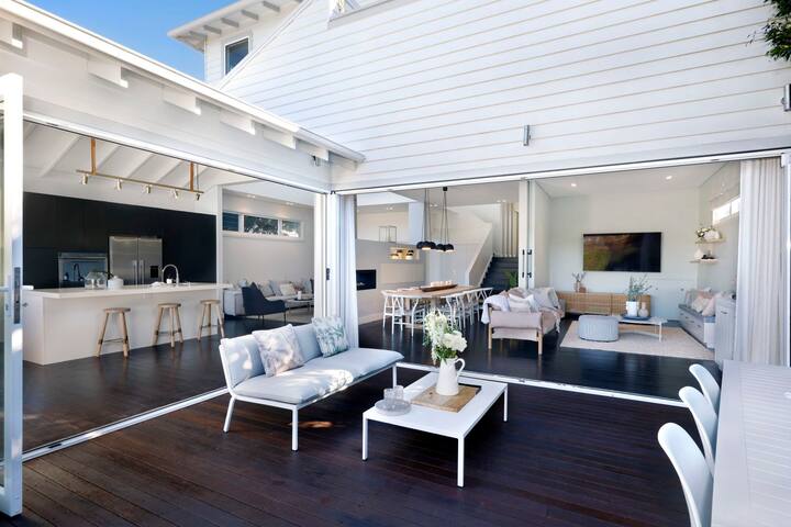 Huge stylish home in the shire gallery image 2