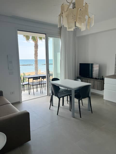 Seafront apartment n5 + beach umbrella included