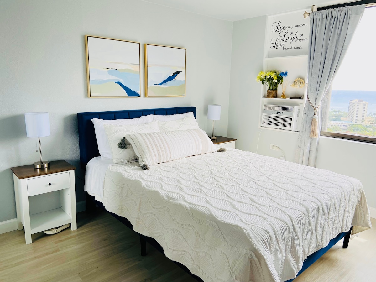 Furahia usingizi wa usiku wenye utulivu kwenye kitanda hiki chenye starehe cha ukubwa wa malkia katika kitanda chenye starehe kilicho na Kiyoyozi hapa katika Chumba cha kulala B.