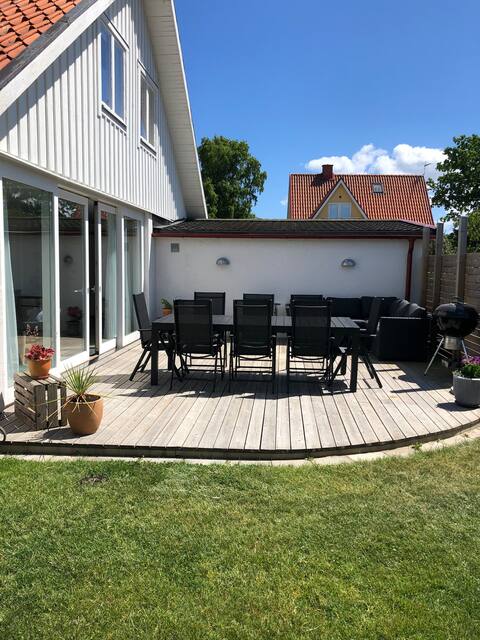 Villa a stone's throw from the sea