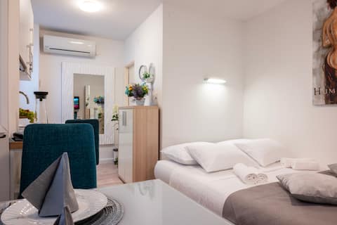 Top performing Airbnb: Cozy studio apartment Sneki in Gradski Kotar Visoka