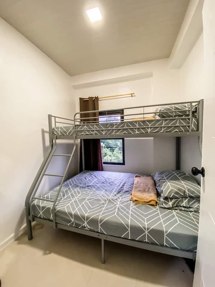 Detached service quarters 