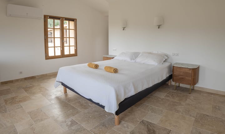 غرفة النوم الرئيسية مع مكيف الهواء