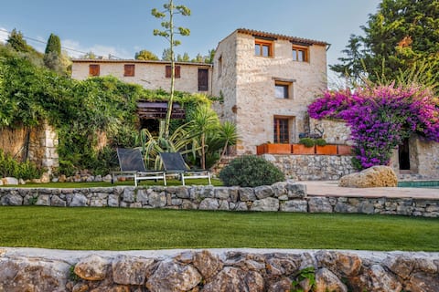 Provencal farmhouse with pool
