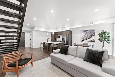 Successful Airbnb property: Luxury Downtown Condo Close to Shops/Eats/Bars in Central 9th